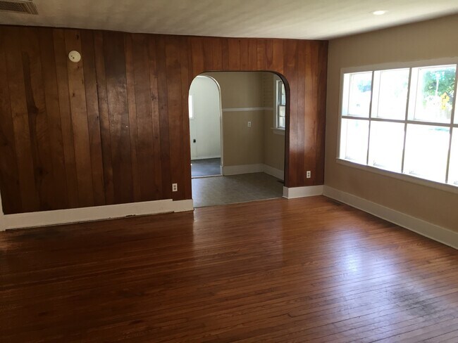Building Photo - 2 Bedroom 1 Bath with Hardwood Floors! $795
