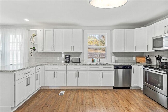 Foto del edificio - 1026 Deckner Ave SW