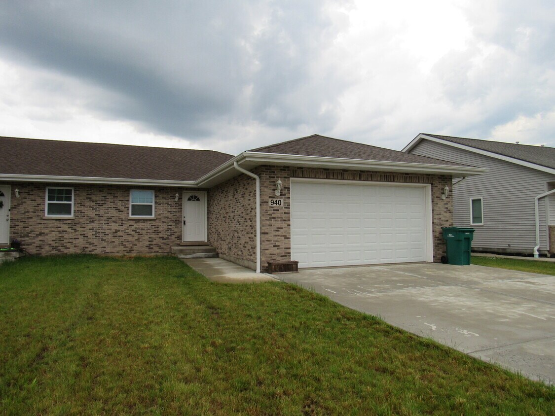 940 W Bergera Rd, Braidwood, IL 60408 Condo for Rent in Braidwood, IL