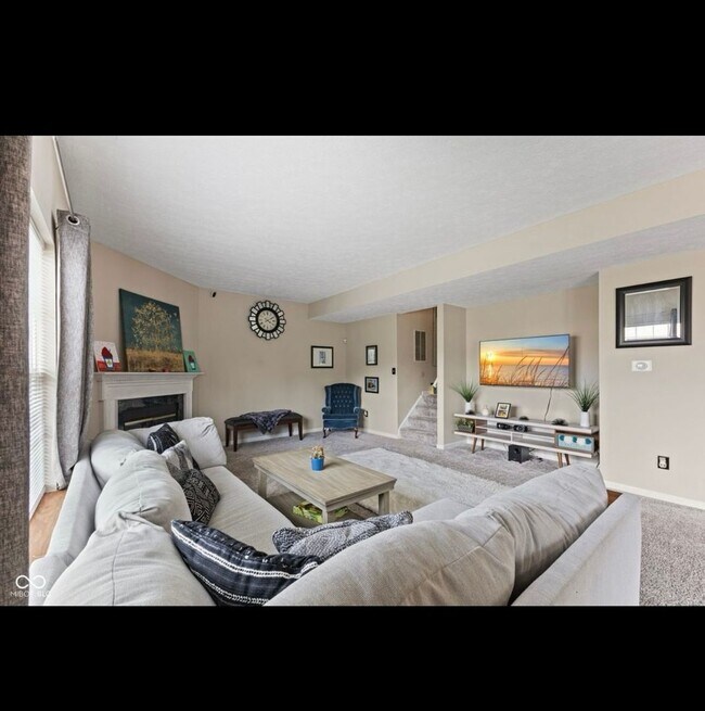 Foto del edificio - Spacious 4BR House in Indianapolis w/ sepa...