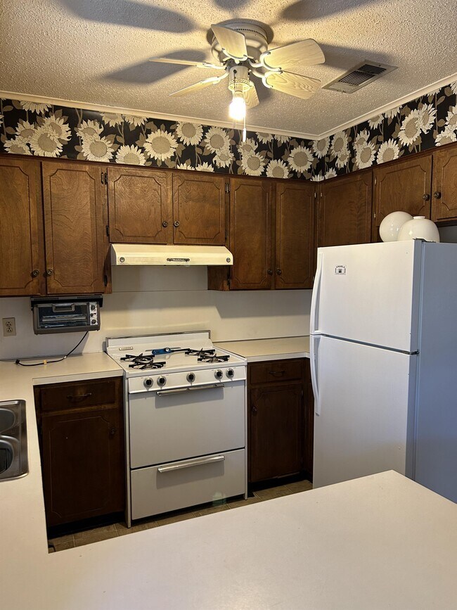 Building Photo - 204 S Hazel St