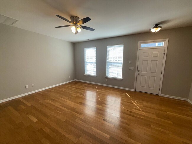 Foto del edificio - Three Bedroom Townhouse in Regent Park!