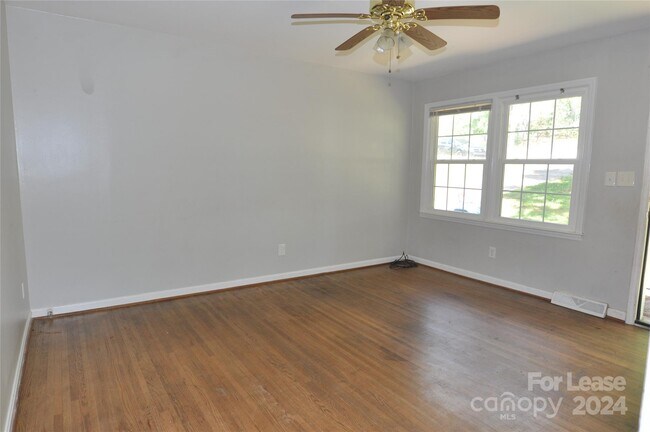 Building Photo - 118 Kenmore Dr