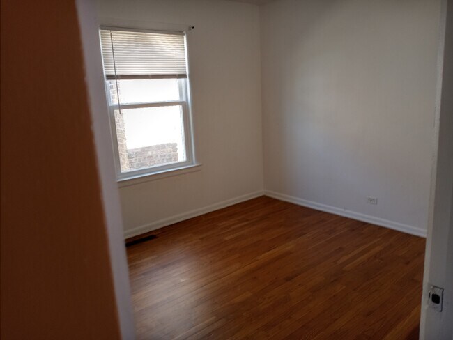 Foto del edificio - 6110 N Oakley Ave