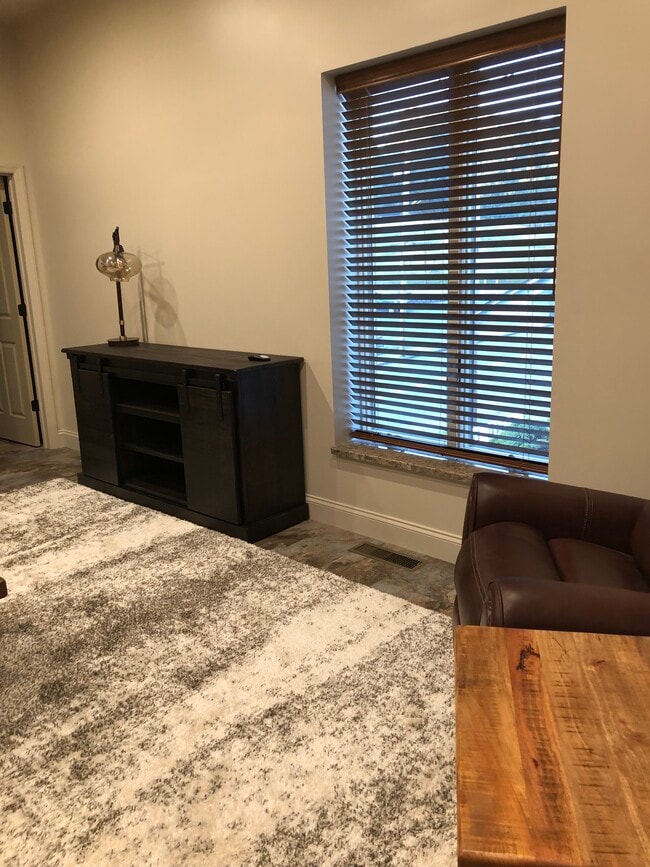 Living - 914 Morgantown Ave