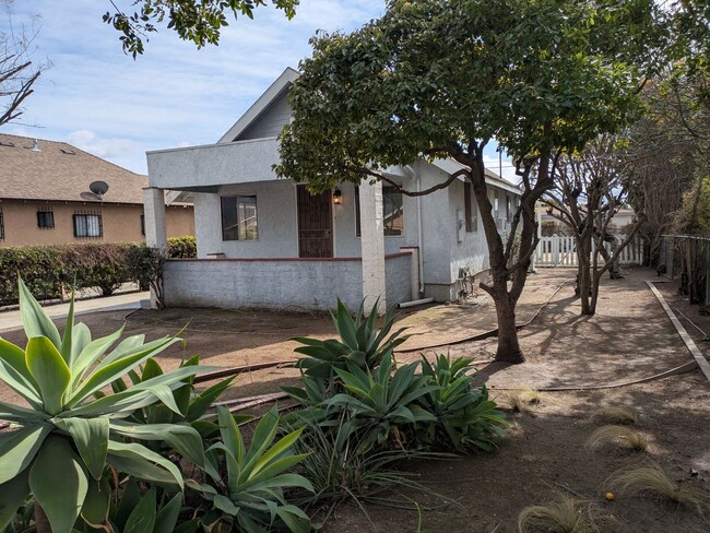 Building Photo - Charming 3-Bedroom Rental with Bonus Backh...