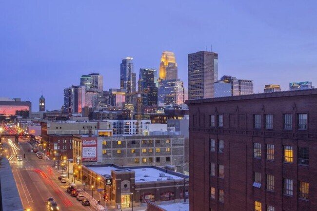 A 5 minutos de la zona de North Loop, con muchos restaurantes, tiendas, lugares de ocio y parques. - 1023 James Ave N