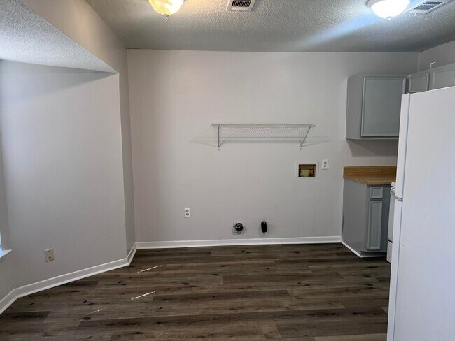 Building Photo - 102 Lake St