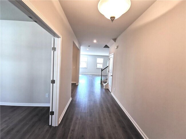 Foto del edificio - 3328 Hidden Valley Cir