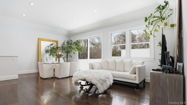 Building Photo - 420 Maple Ave S