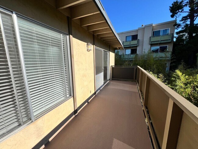 Foto del edificio - LARGE ONE BED ONE AND HALF BATH UPPER END ...