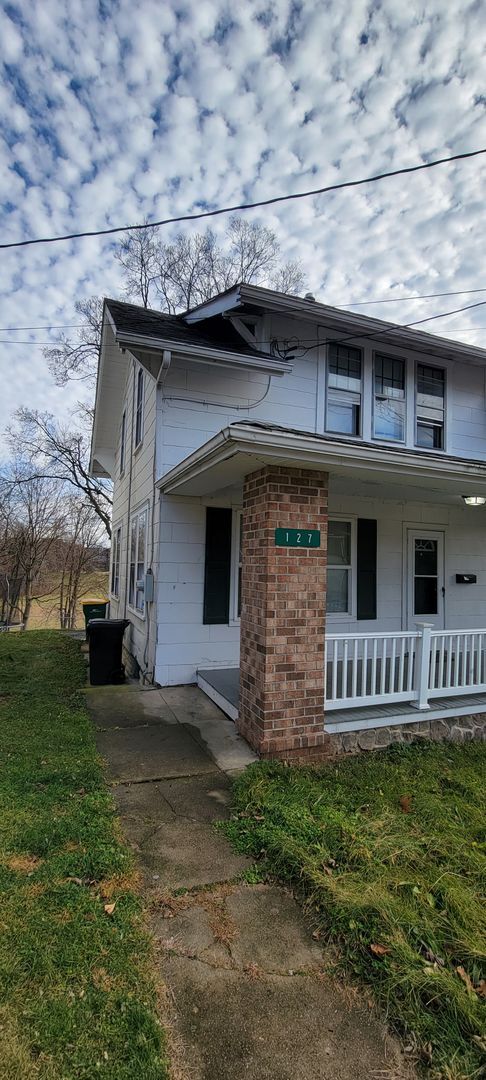 Foto del edificio - 3 bedroom (space bedrooms), 1 bath, 2 story single family