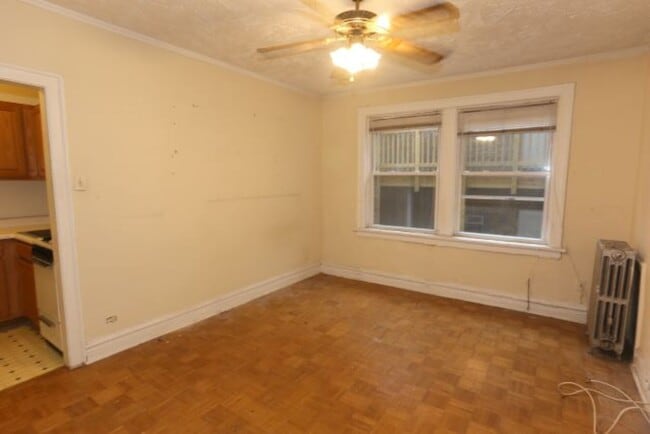 Building Photo - 717 W Belmont Ave