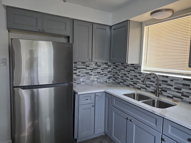 Building Photo - 14605 Des Plaines St