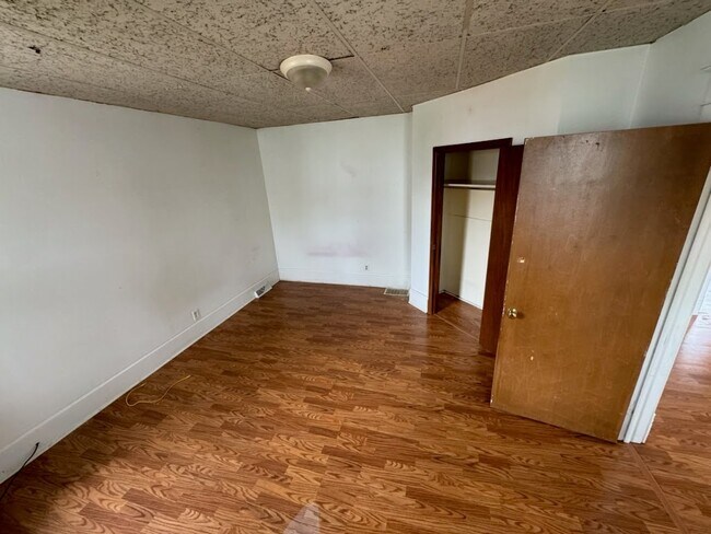 Building Photo - 215 S Maple St