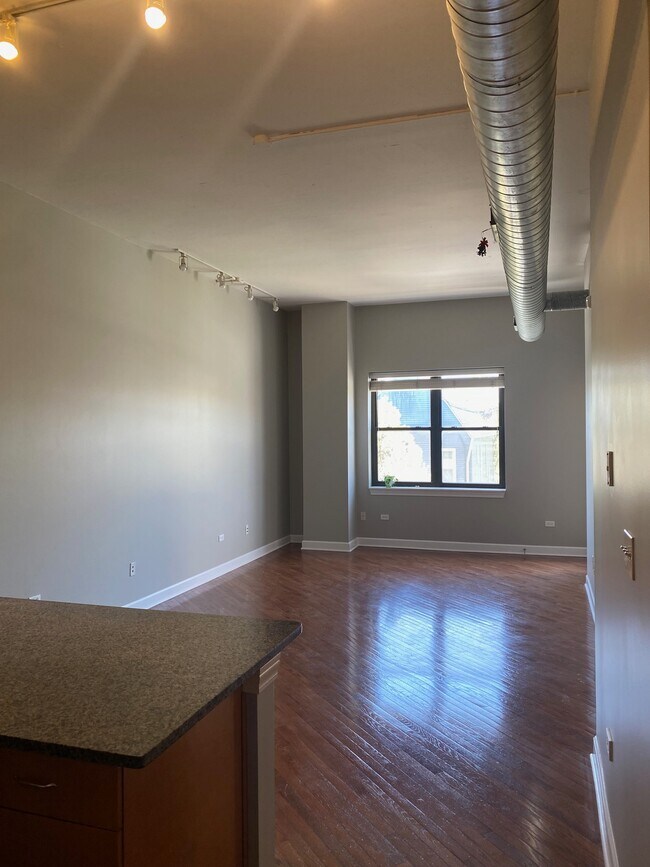 Foto del edificio - 3125 W Fullerton Ave