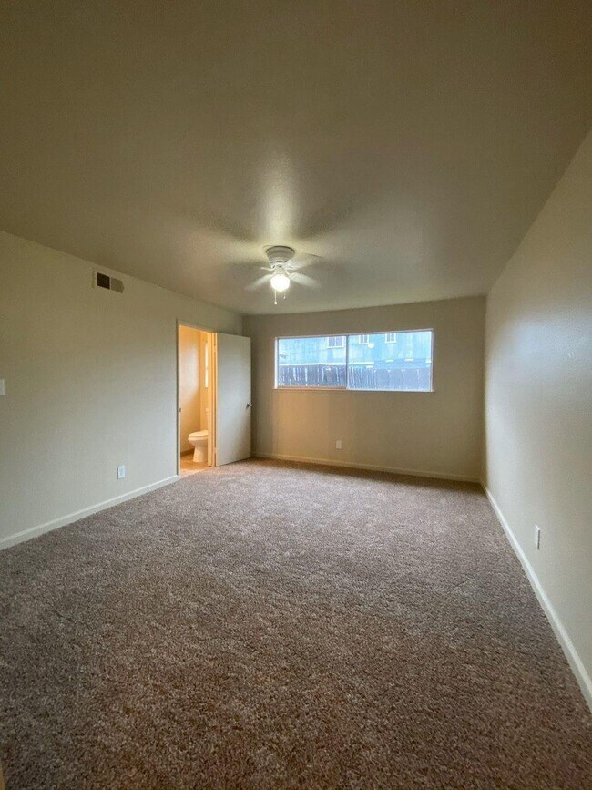 Building Photo - 1521 E Fedora Ave