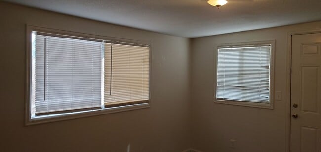 Building Photo - 4 bed, 2 Bath, 1100 SF with washer/dryer hookups, large, fenced yard and garage.