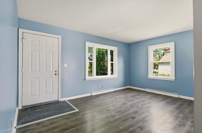 Building Photo - Cozy 2-Bedroom Home with Bonus Room & Fenced Yard!