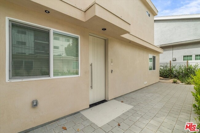 Building Photo - 11025 Blix St