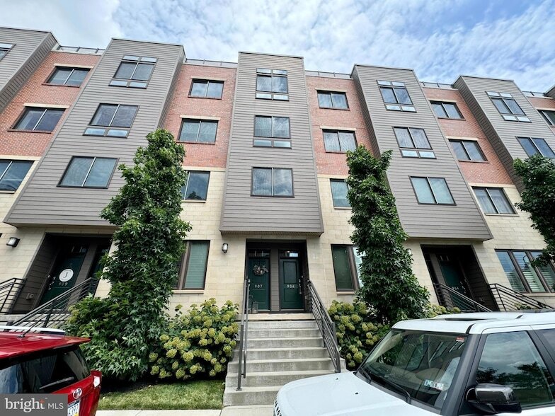 Primary Photo - 906 Lakeview Ct