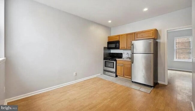 Building Photo - 1402 N Newkirk St