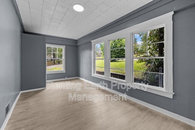 Building Photo - 963 3rd St W