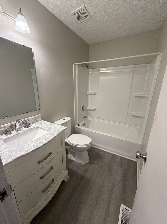 Foto del edificio - NEW LISTING!!