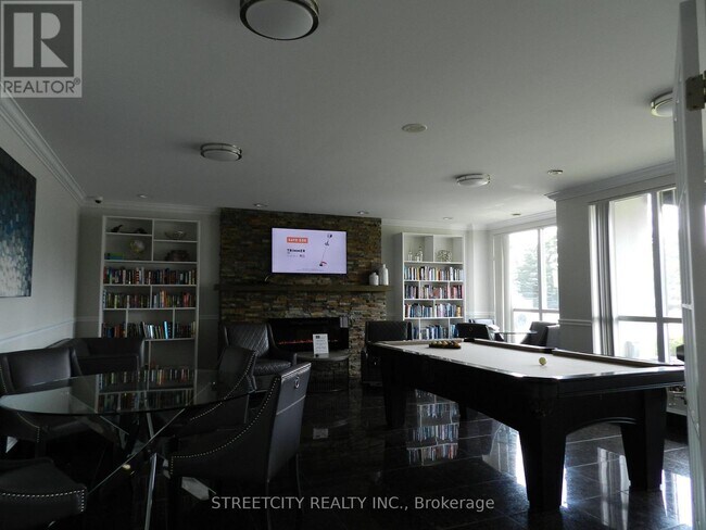 Photo du bâtiment - 353 Commissioners Rd W