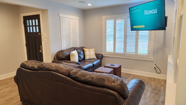 Building Photo - 1107 Grovewood Ln