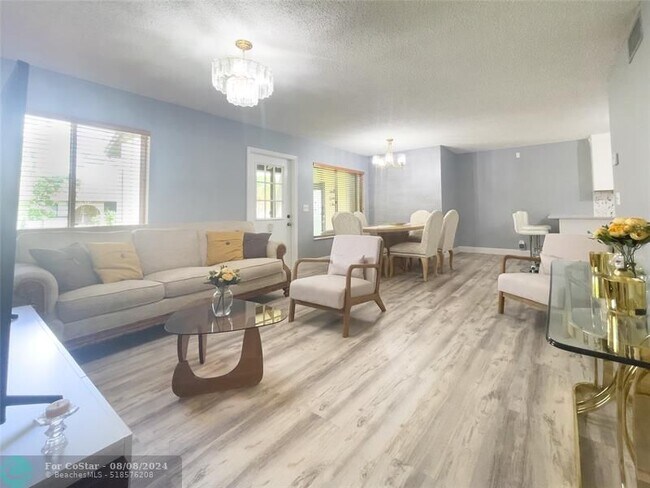 Foto del edificio - 340 Knotty Pine Cir