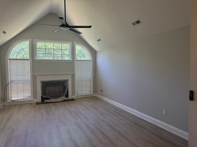 Foto del edificio - 541 Hidden Blvd