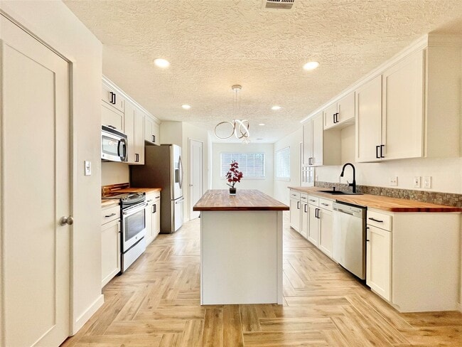 Building Photo - 707 Center Hill Dr