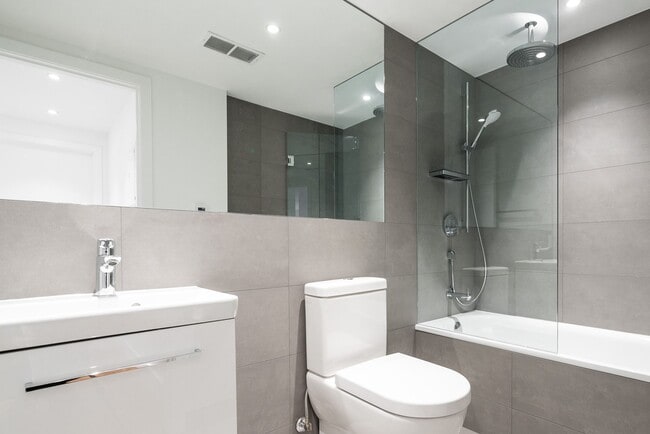 Building Photo - 800 Richmond St W