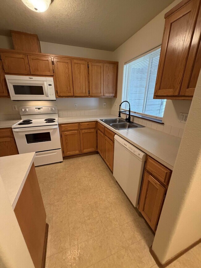 Foto del edificio - 3 Bedroom / 1.5 Bathroom Duplex Unit - Nearby Transportation, Milwaukie Marketplace and King Road...