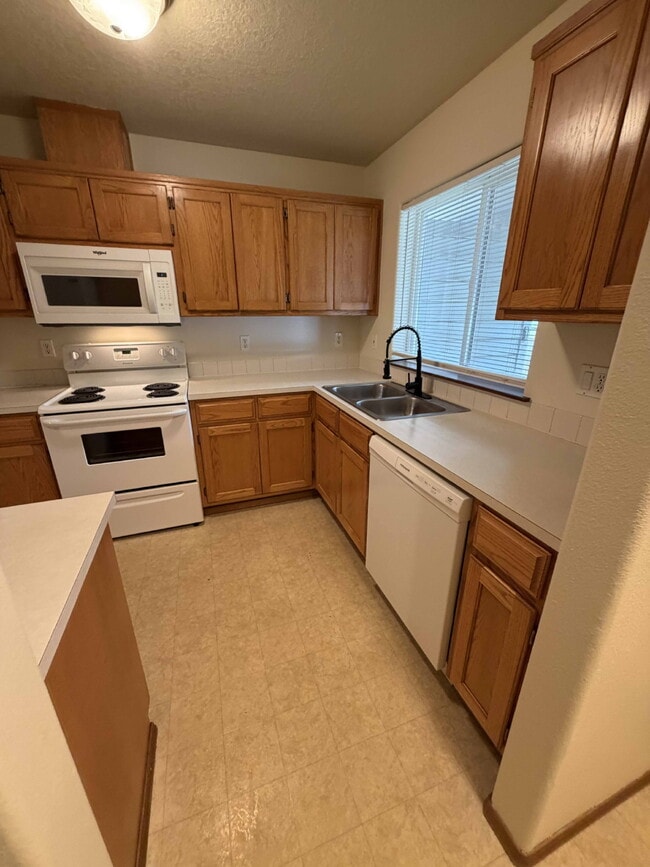 Photo - 3 Bedroom / 1.5 Bathroom Duplex Unit - Nearby Transportation, Milwaukie Marketplace and King Road... Apartment