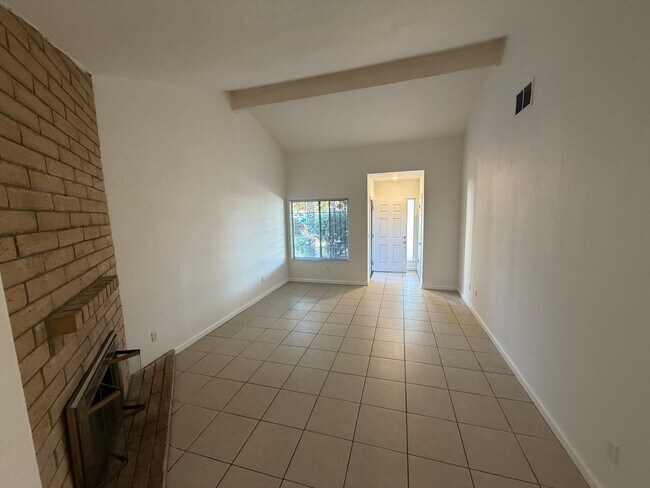 Foto del edificio - 2358/60 Imran Drive