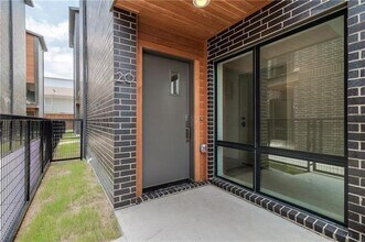 Building Photo - 2290 N Fitzhugh Ave