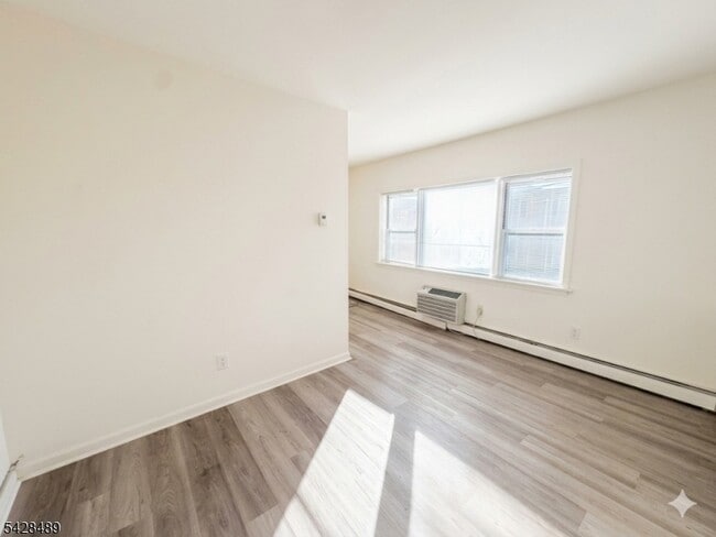 Building Photo - 325 1st St