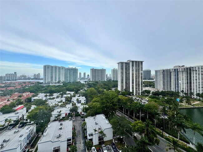 Foto del edificio - 2851 NE 183rd St