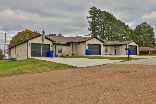 Foto del edificio - Nestled Tri-Plex in the Heart of Greenfield, TN