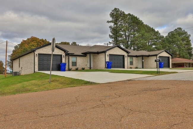 Building Photo - Nestled Tri-Plex in the Heart of Greenfield, TN