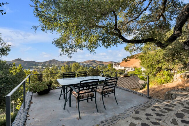 Foto del edificio - 314 Upper Lake Rd