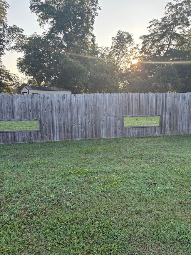 Foto del edificio - 4 bedroom 3 bath