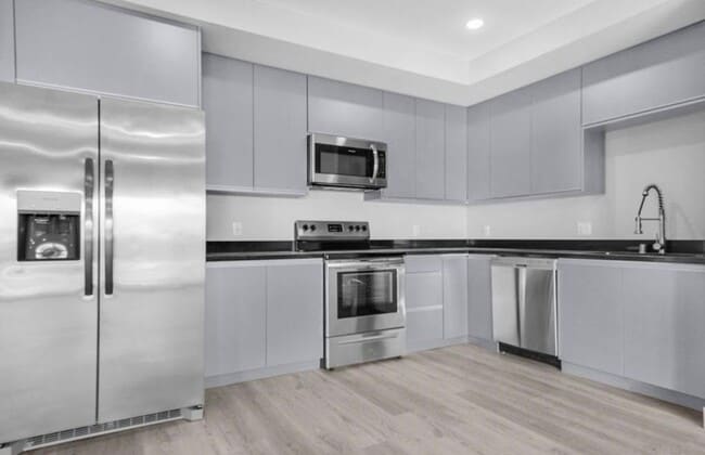 Foto del edificio - 7040 Woodman Ave