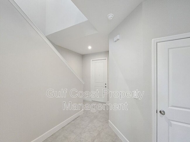 Building Photo - 14040 Crimson Ave