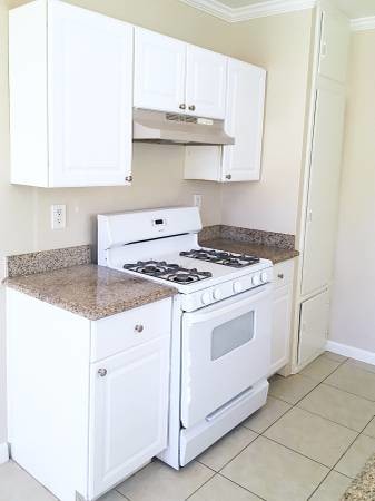 Building Photo - 600 E Chevy Chase Dr