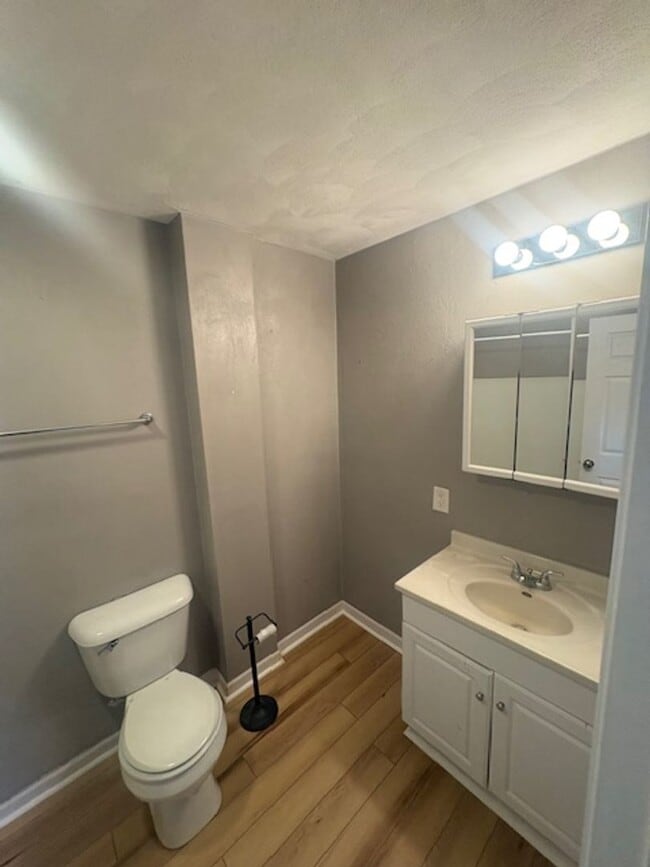 Building Photo - Single Family home with large yard