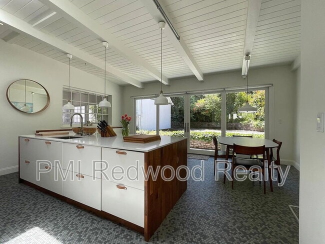 Building Photo - 101 Acacia Ln