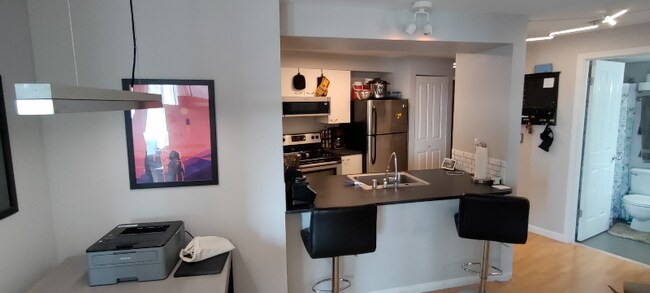 Building Photo - 530 Melrose Ave E